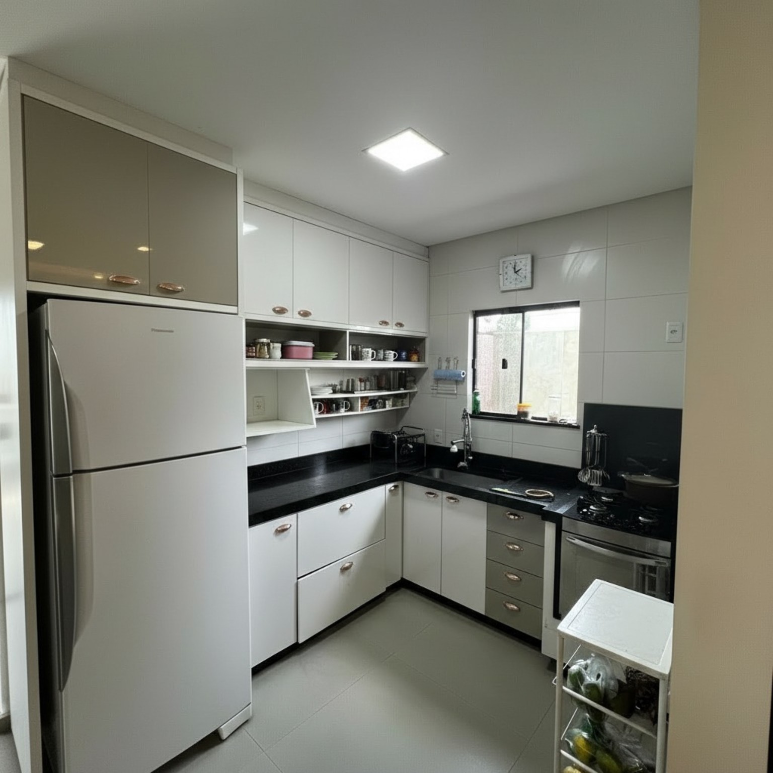 Cozinha com móveis planejados
