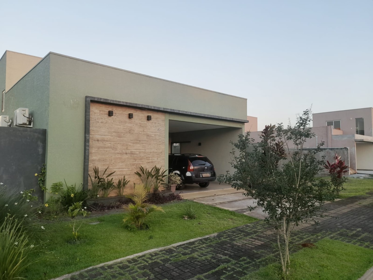 Fachada e acesso à garagem