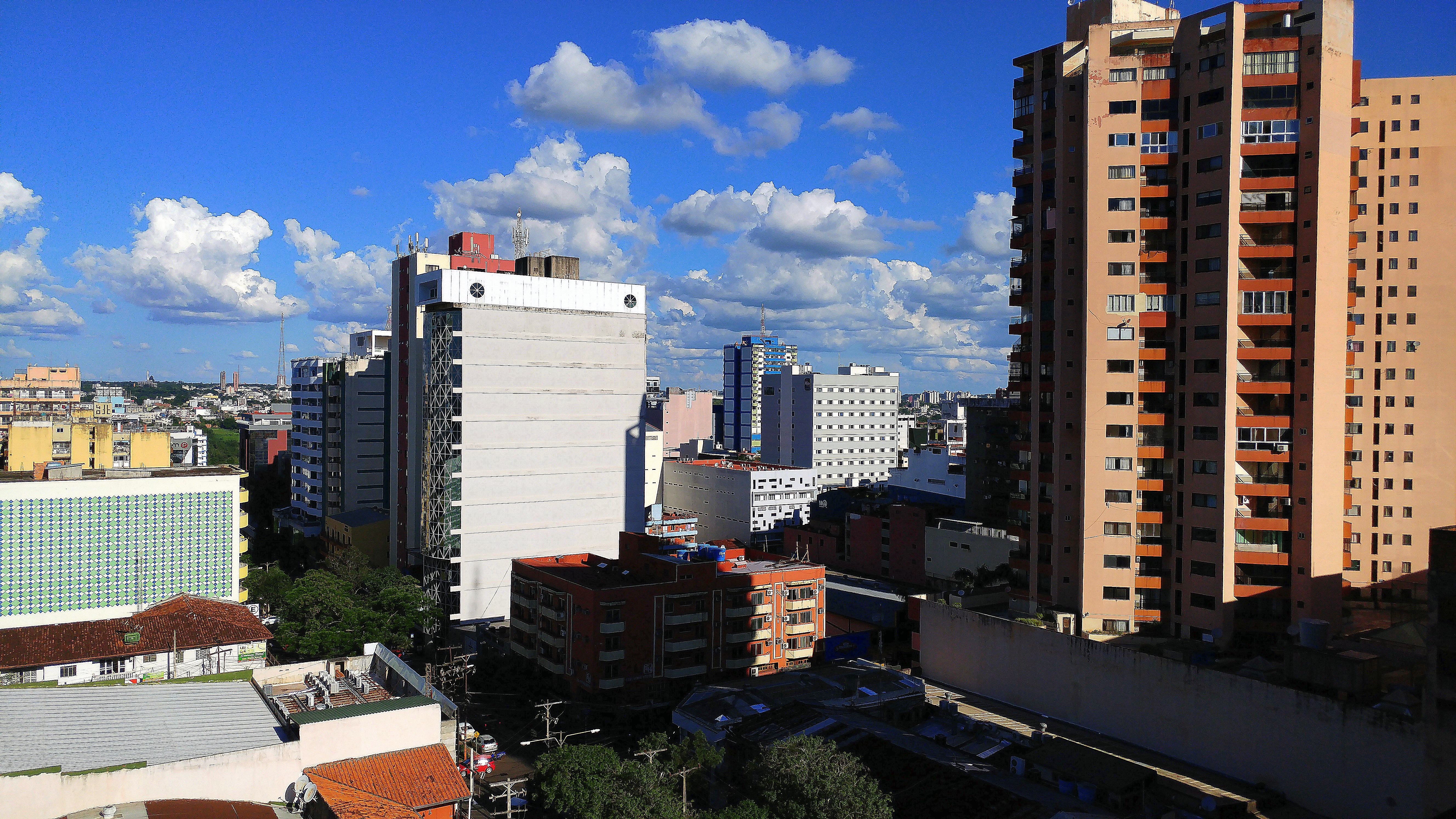 Vista de Ciudad del Este, imagem de contexto regional; não retrata a inundação