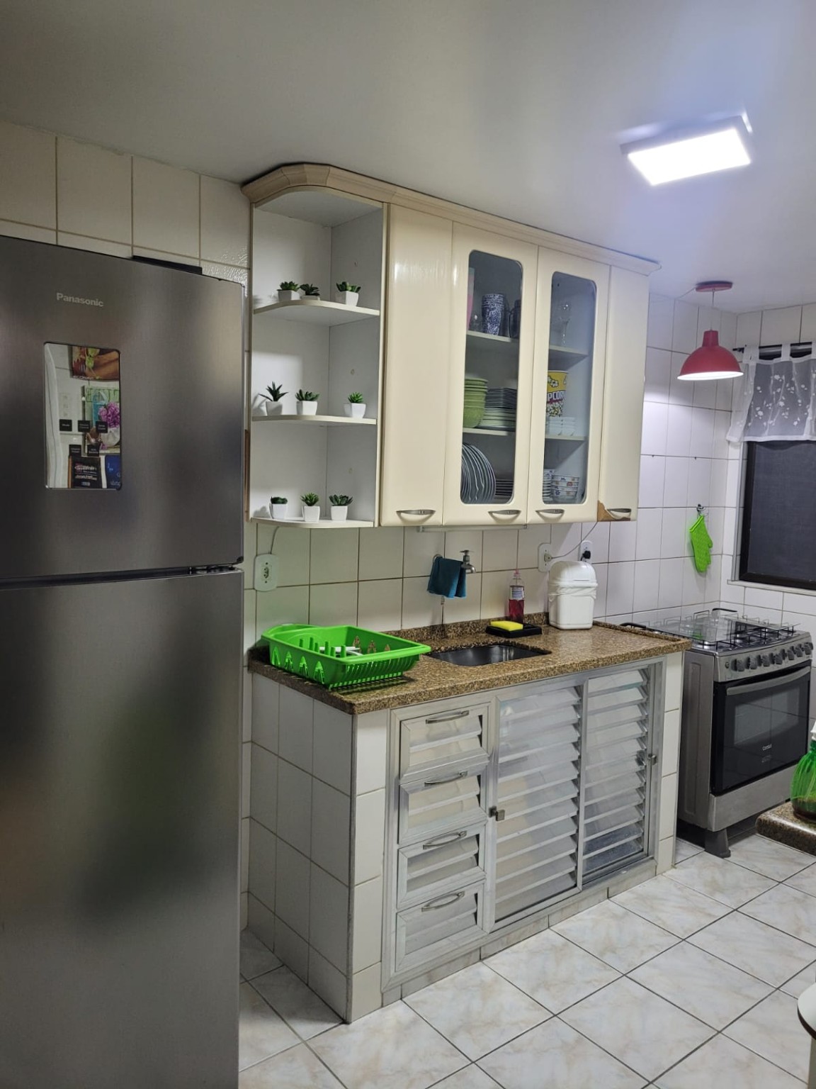 Cozinha equipada com armários e eletrodomésticos