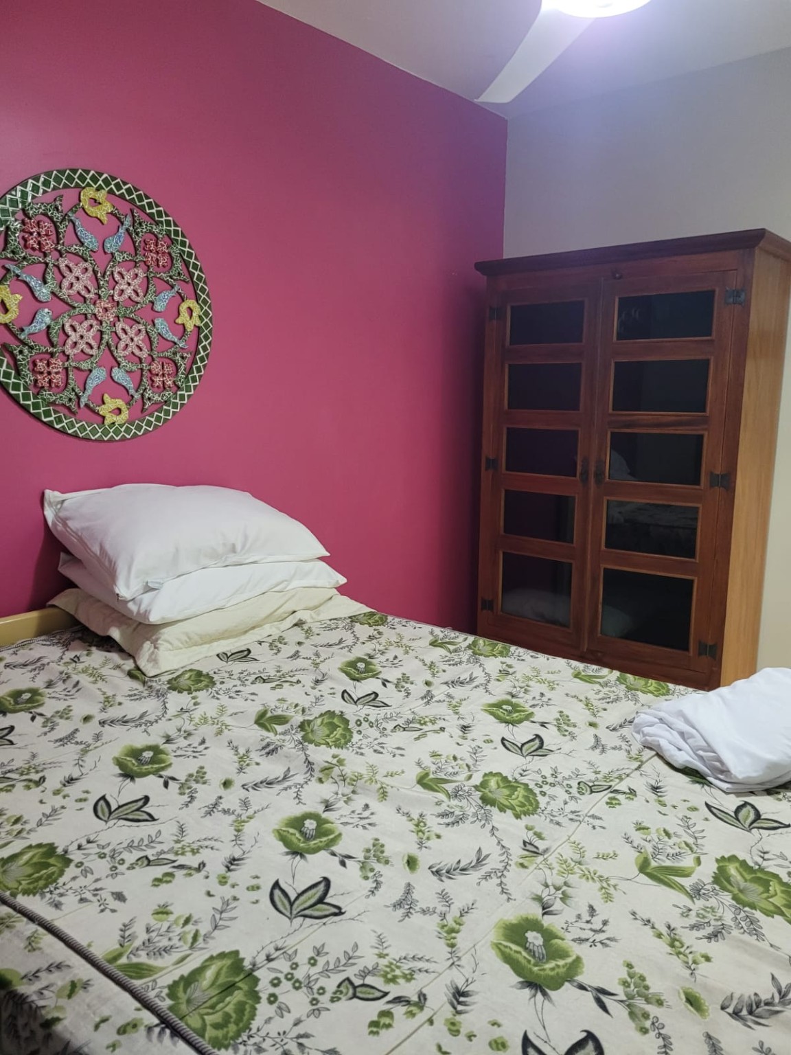 Dormitório com cama de casal