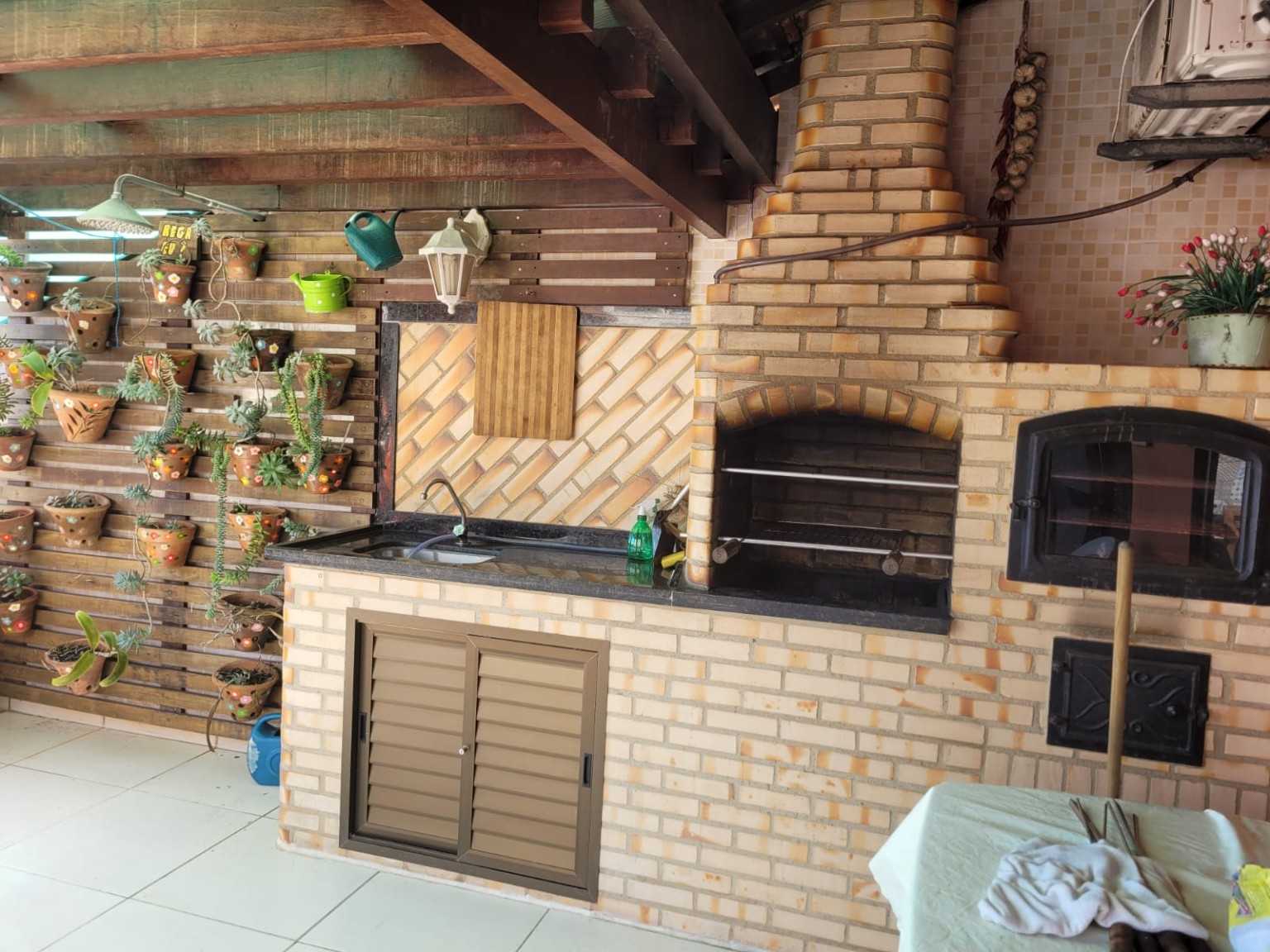 Espaço gourmet com churrasqueira e forno a lenha