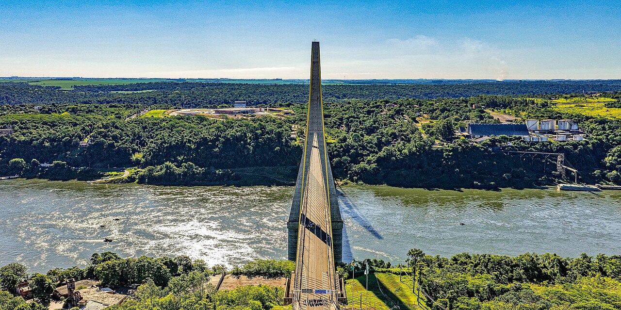 Ponte da Integração sobre o rio Paraná, conexão entre Presidente Franco e Foz do Iguaçu