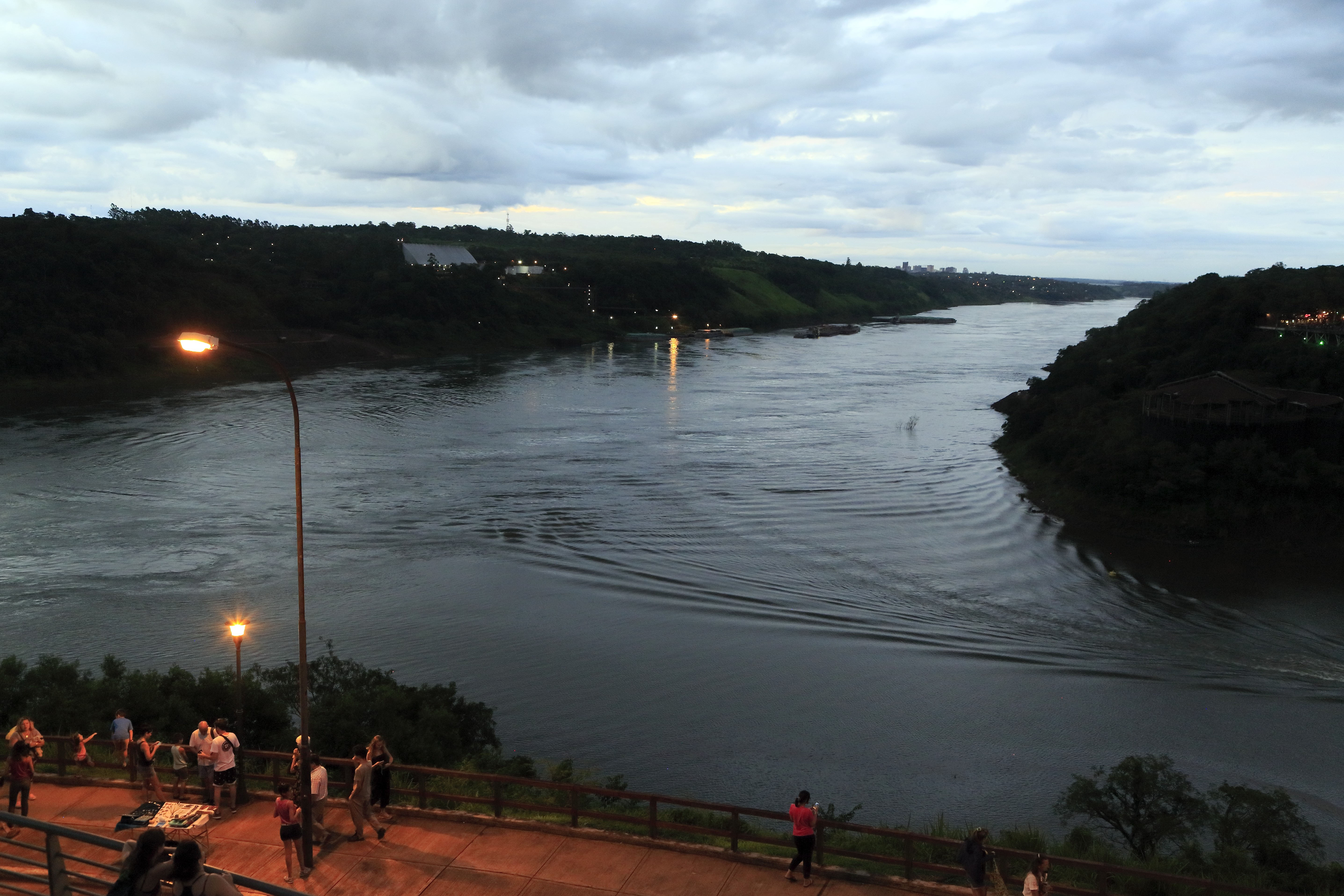 Encontro dos rios Iguaçu e Paraná entre Brasil, Paraguai e Argentina; fotografia de contexto regional